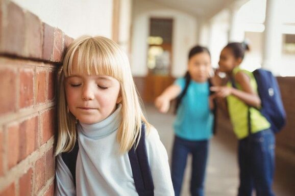 Lee más sobre el artículo A mi hijo le dicen el bully del salón porque se la pasa molestando y no sé cómo ayudarlo