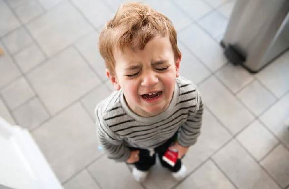 Lee más sobre el artículo Parece que mi niño llora por todo, tengo miedo que lo etiqueten en la escuela ¿qué puedo hacer para ayudarlo?